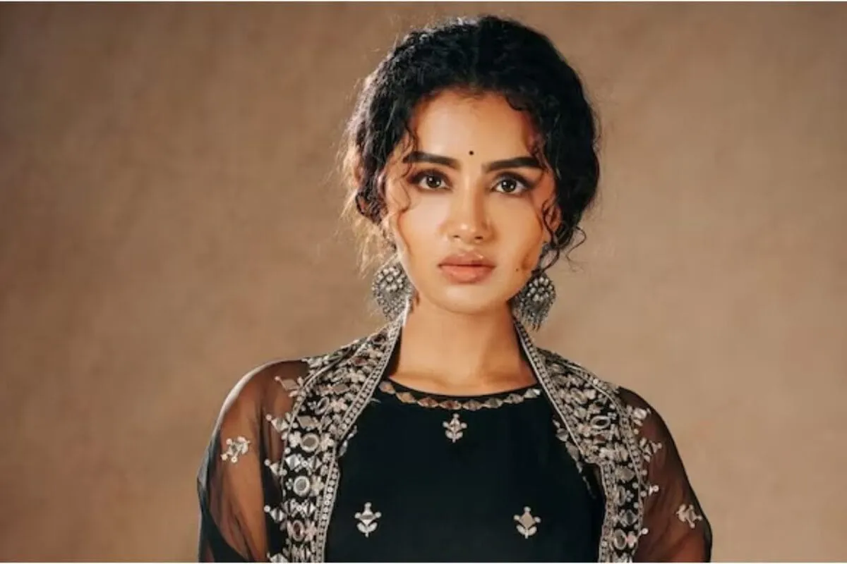 Actress Anupama Parameswaran speaking in an interview.