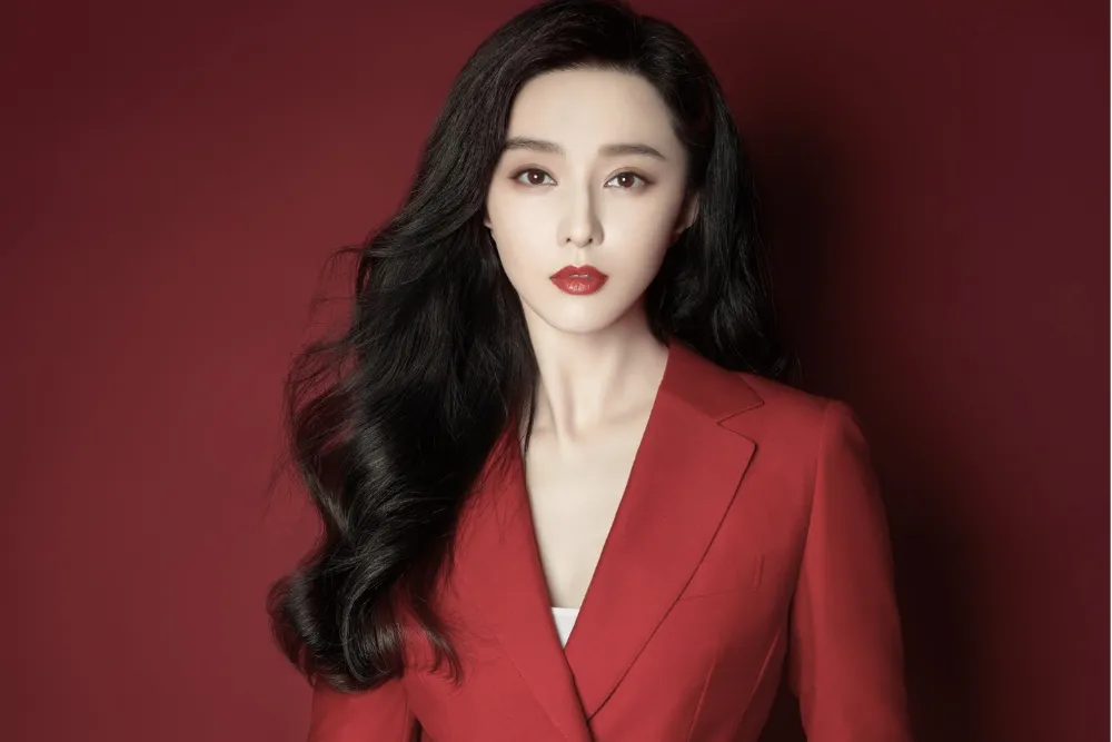 Fan Bingbing, Kim Jeewoon, and Hong Kyung-pyo smiling at a film festival event.