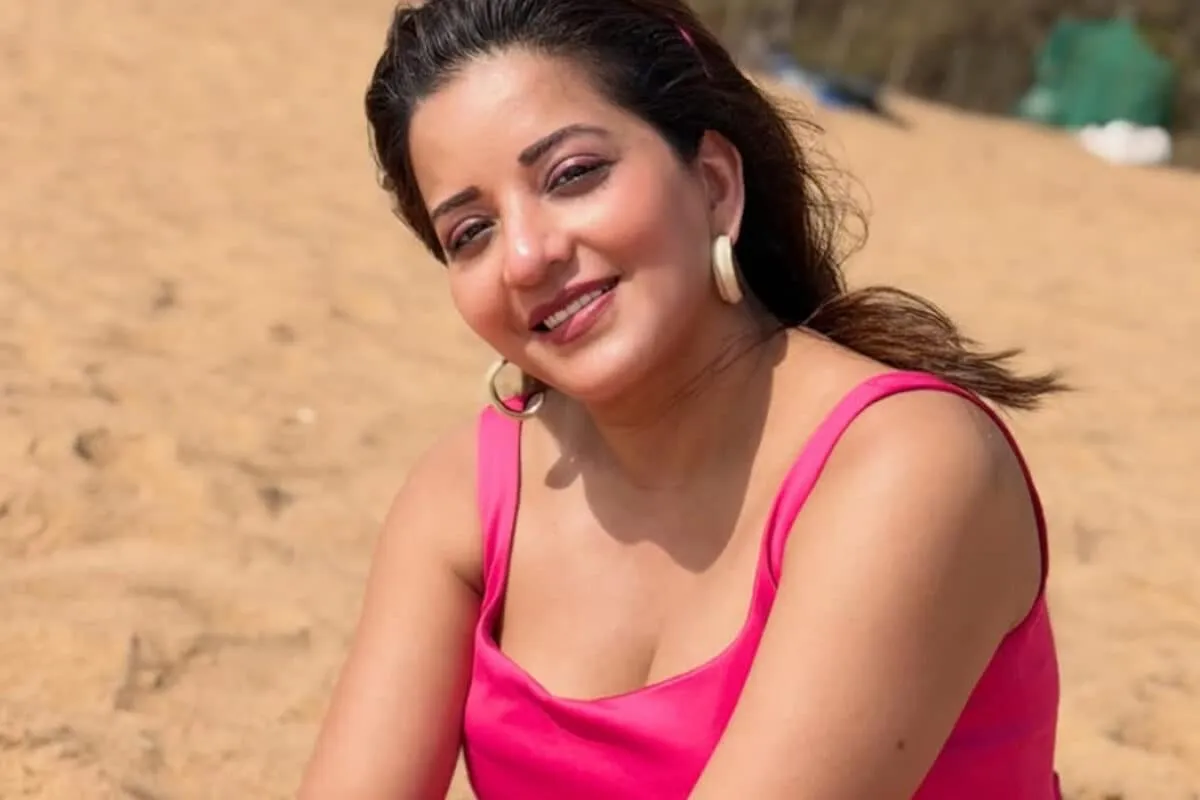 Monalisa smiling, dressed in a vibrant outfit, looking confident.