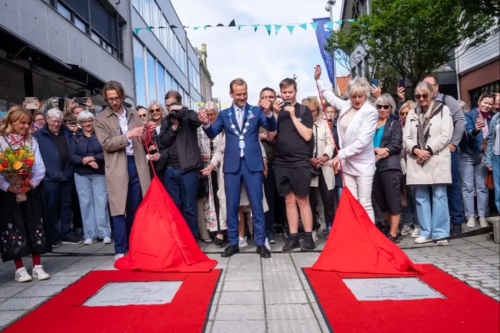 Anders Danielsen Lie and Anne Marie Ottersen smiling as they are inducted into the Haugesund Walk of Fame.