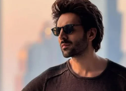 Kartik Aaryan smiling after his knee surgery