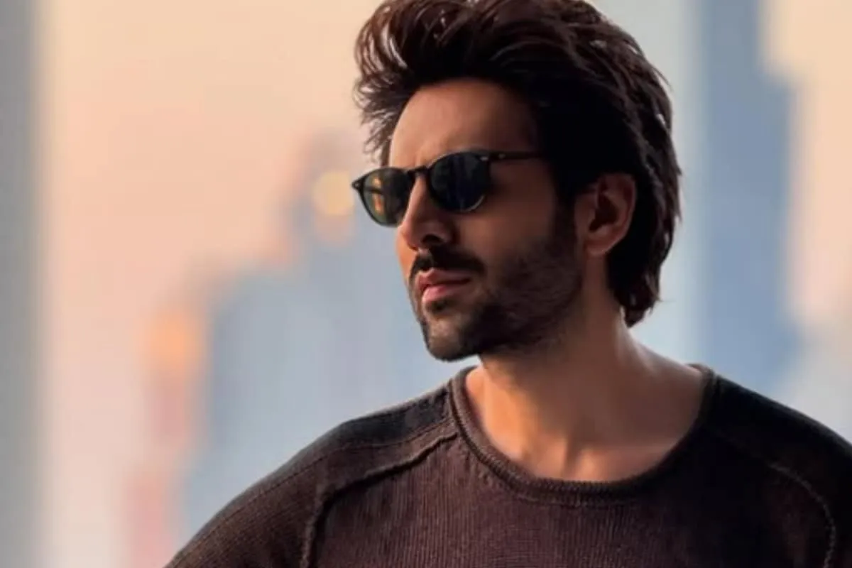 Kartik Aaryan smiling after his knee surgery