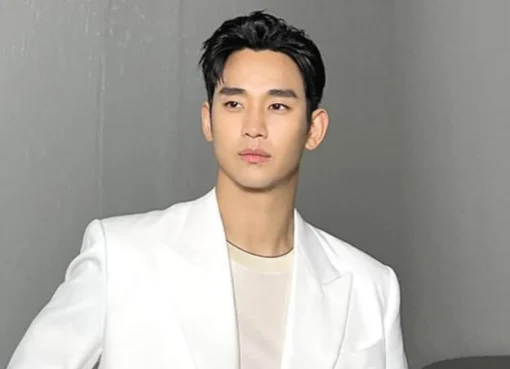 Kim Soo Hyun smiling confidently