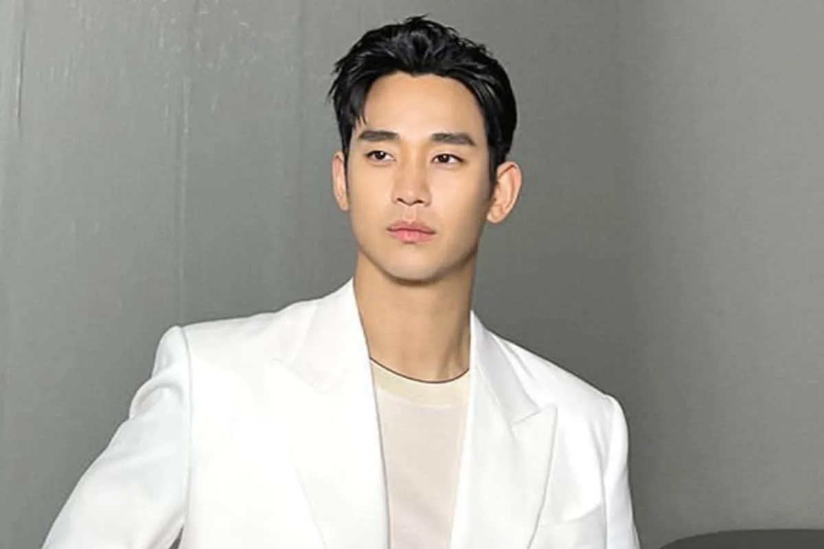 Kim Soo Hyun smiling confidently