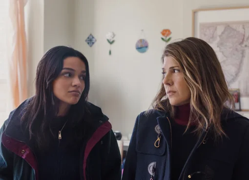 Marisa Tomei and Rachel Zegler in a mother-daughter scene.