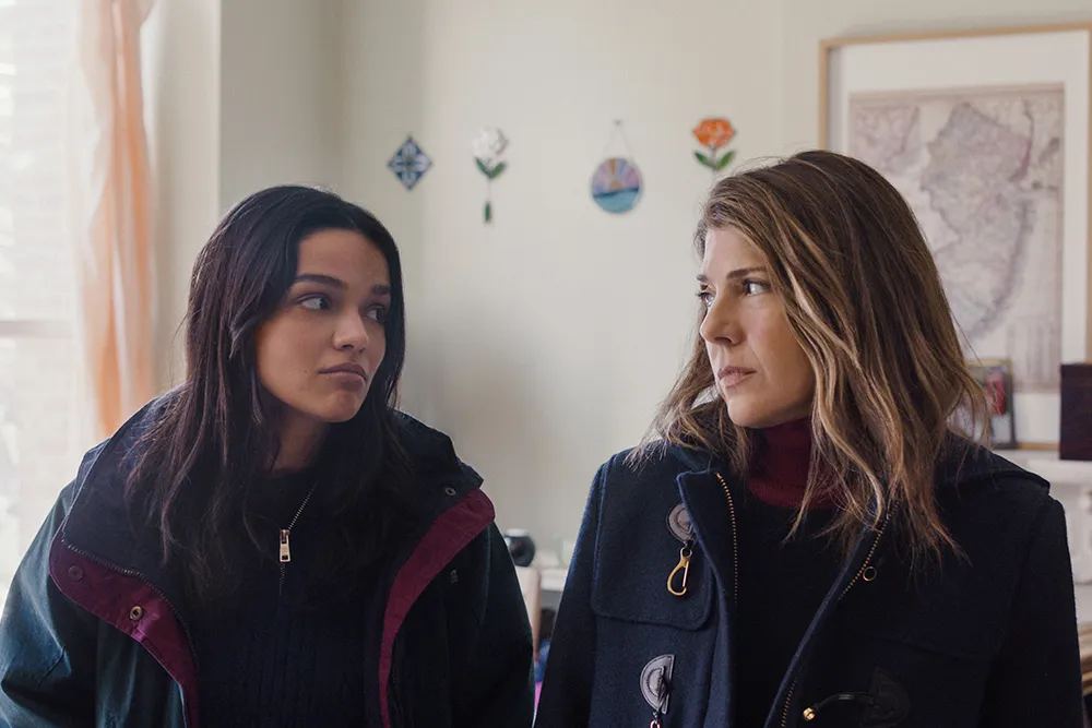 Marisa Tomei and Rachel Zegler in a mother-daughter scene.