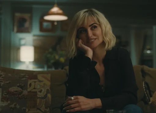 Penélope Cruz smiling at an awards ceremony.