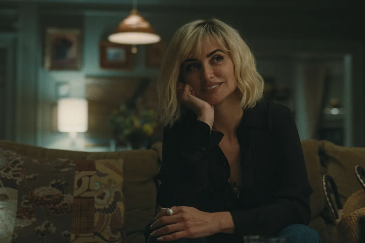 Penélope Cruz smiling at an awards ceremony.