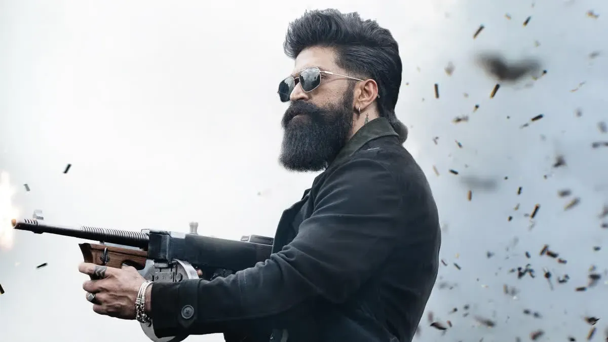 Yash and Kiara in a movie trailer still.