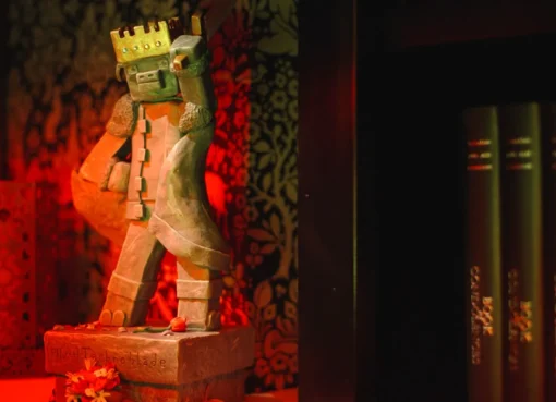 Illustration of Technoblade's pig character from Minecraft, wearing a crown.