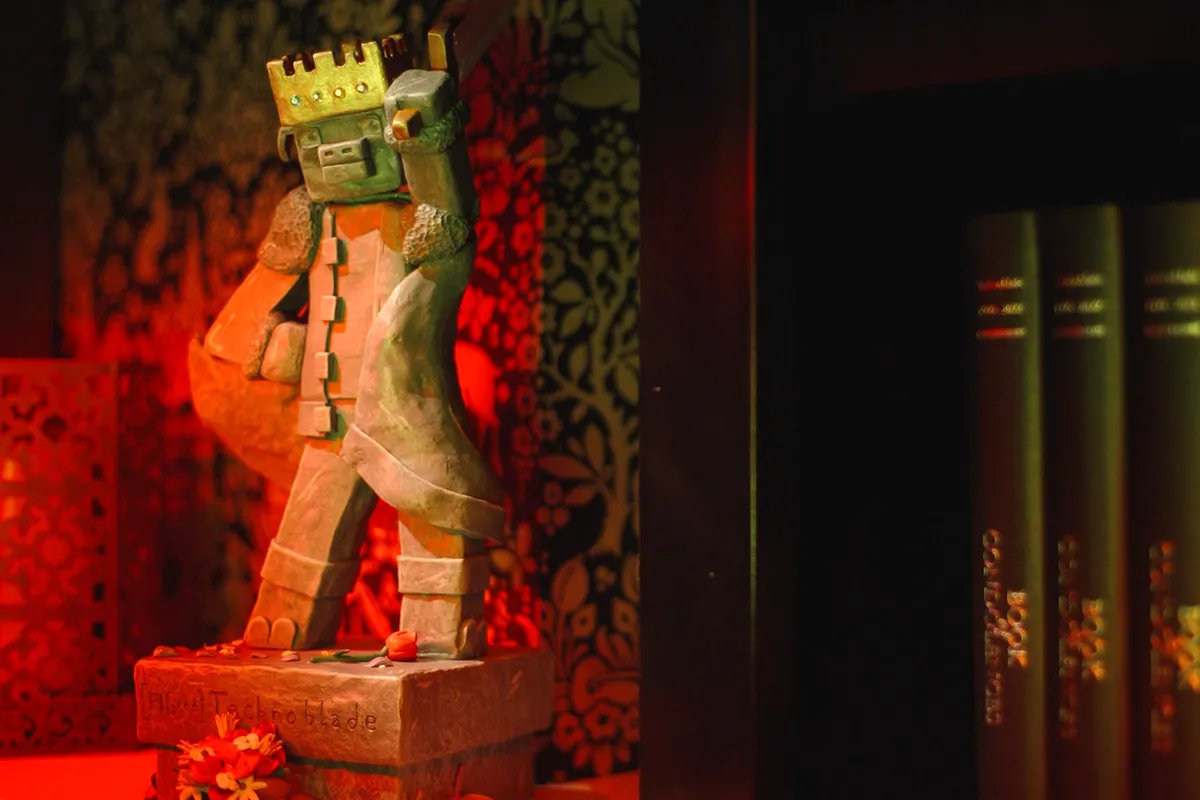 Illustration of Technoblade's pig character from Minecraft, wearing a crown.