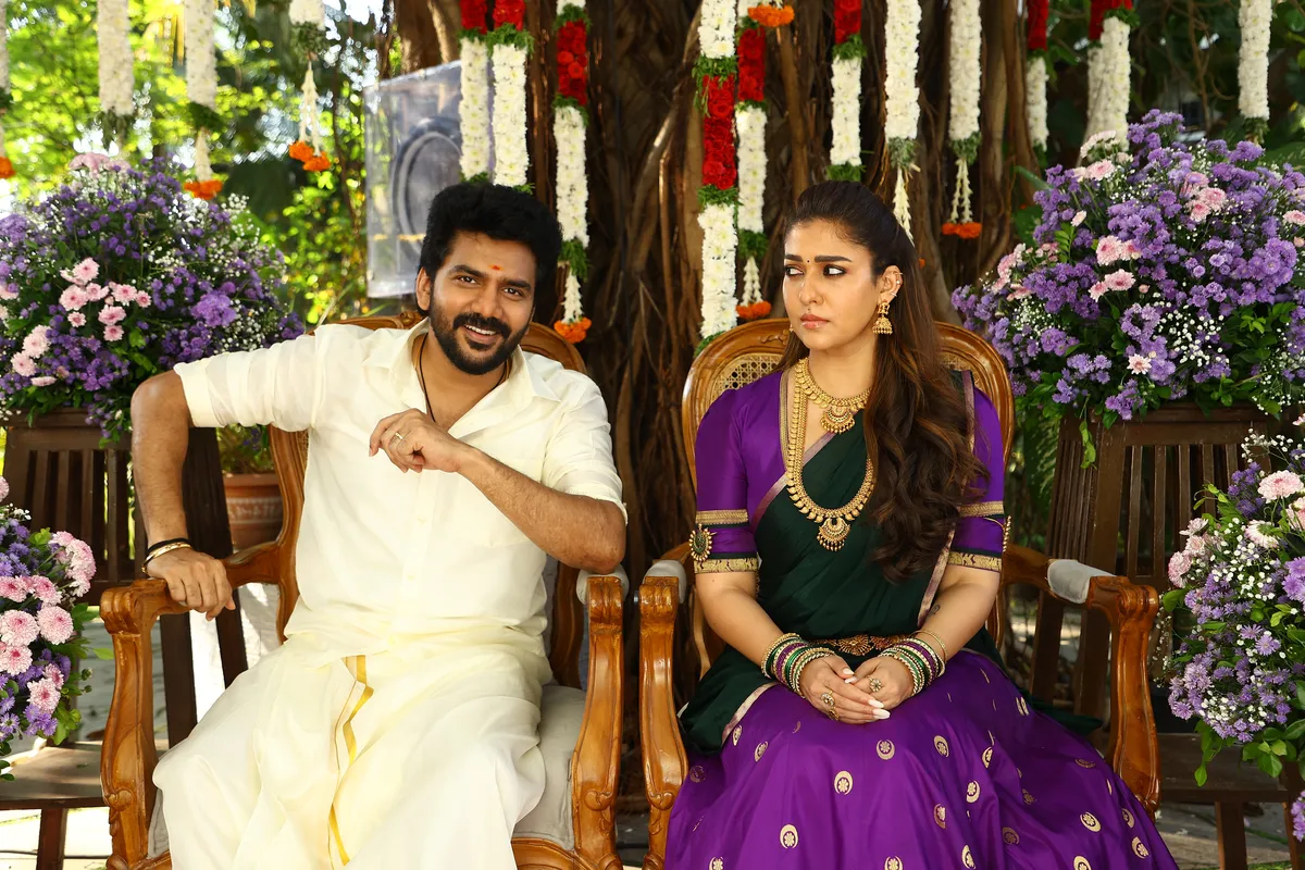 Nayanthara and Kavin in a romantic movie still from 'Hi'.