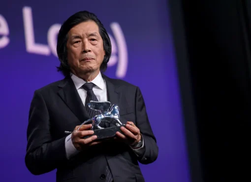 Photo of Lee Chang-dong accepting an award.