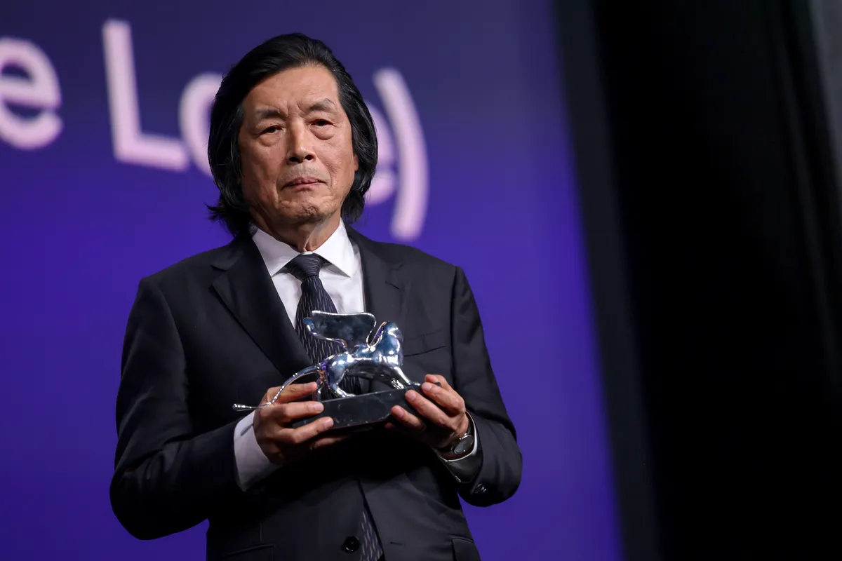 Photo of Lee Chang-dong accepting an award.
