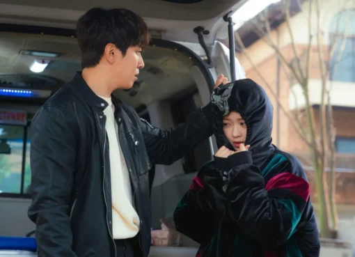 Jung Yong-hwa and Hong Seung-hee in a promotional image for 'Oh! My Guard'