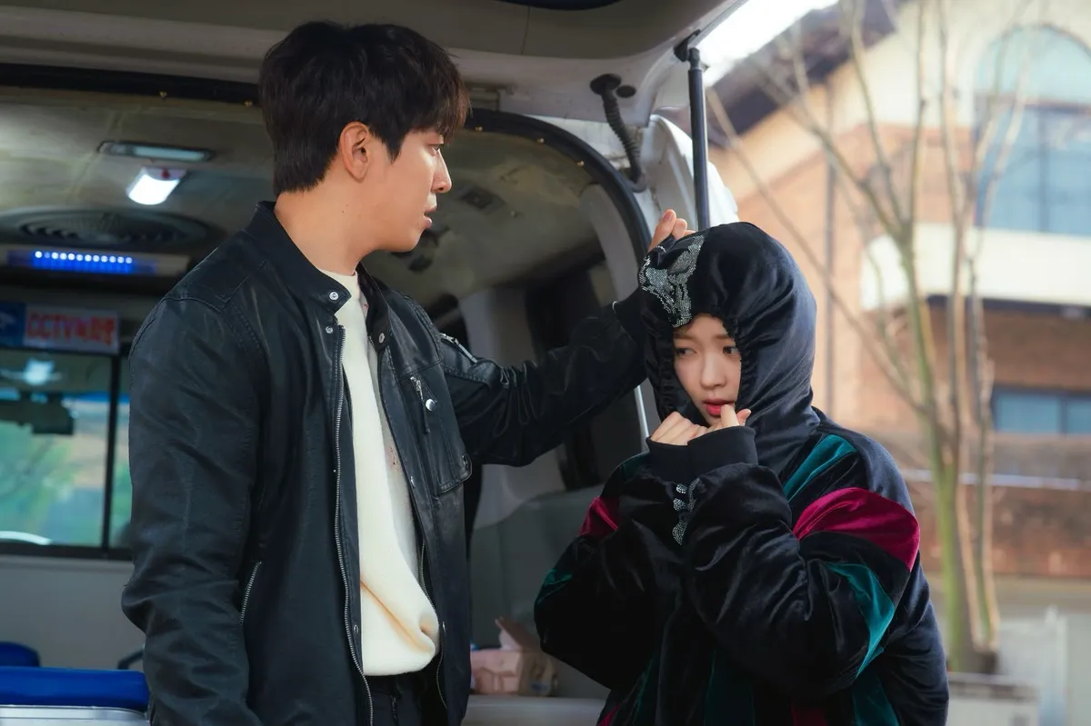 Jung Yong-hwa and Hong Seung-hee in a promotional image for 'Oh! My Guard'
