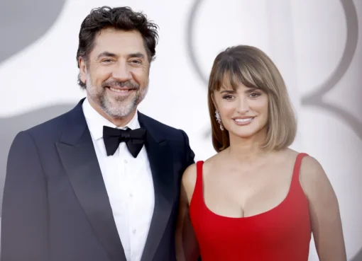 Penélope Cruz crying and kissing Javier Bardem on the red carpet