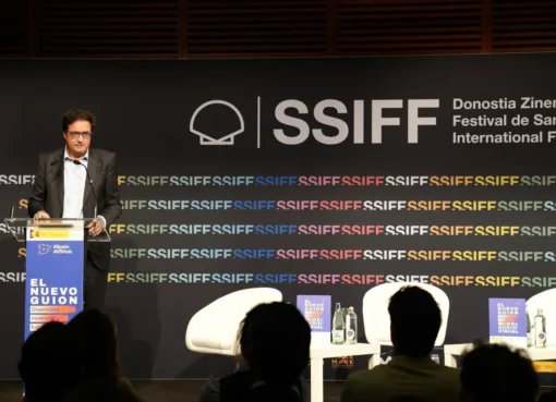 Minister Óscar López speaking about movie funding at a festival