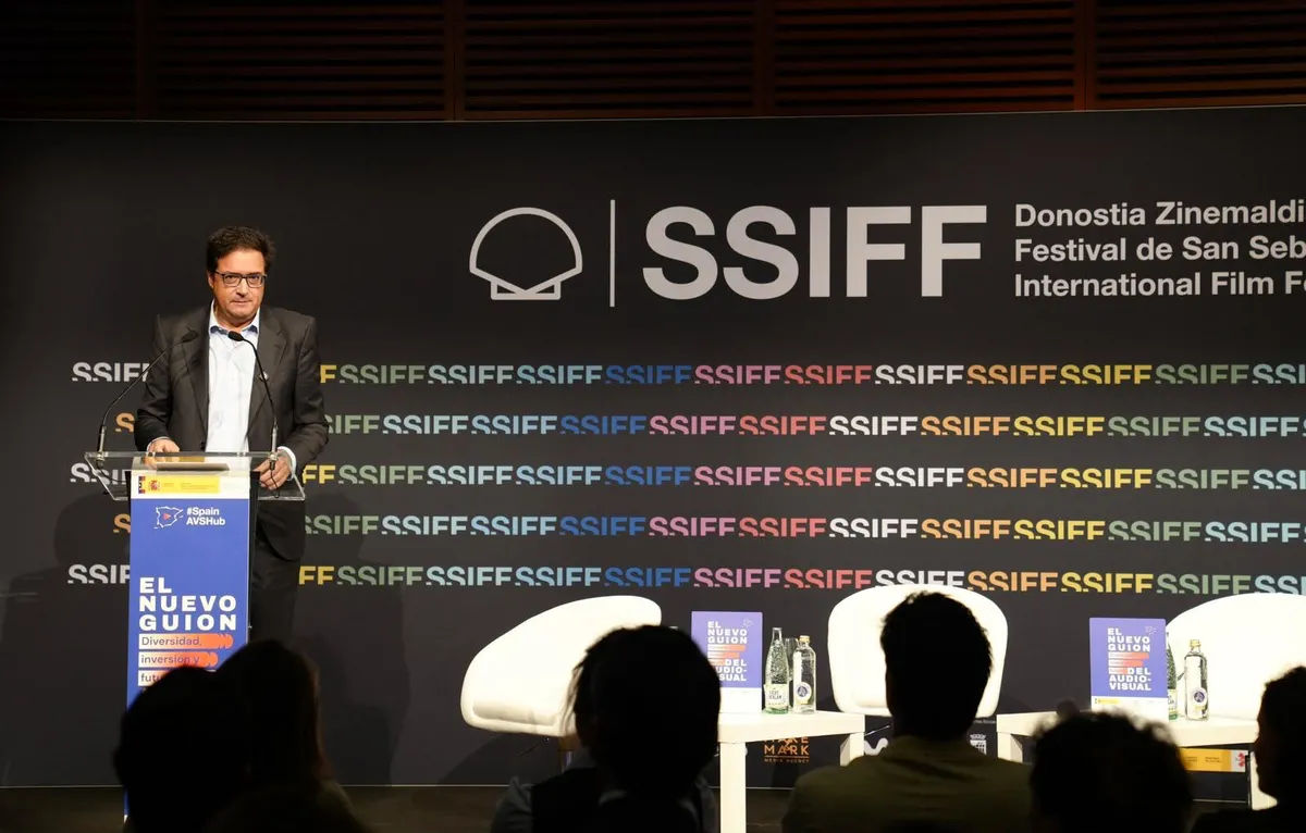 Minister Óscar López speaking about movie funding at a festival