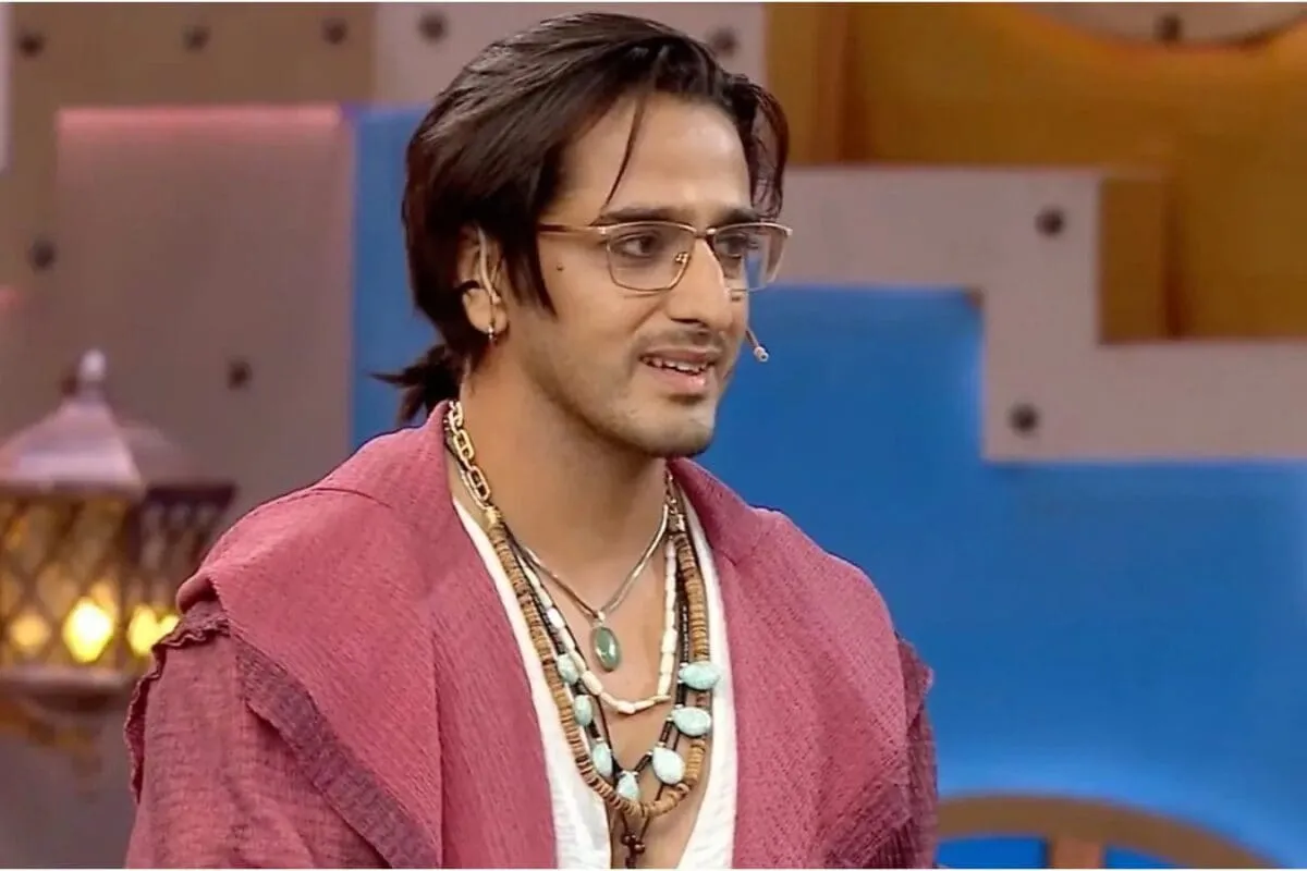 Qazi Touqeer inside the Bigg Boss house smiling.