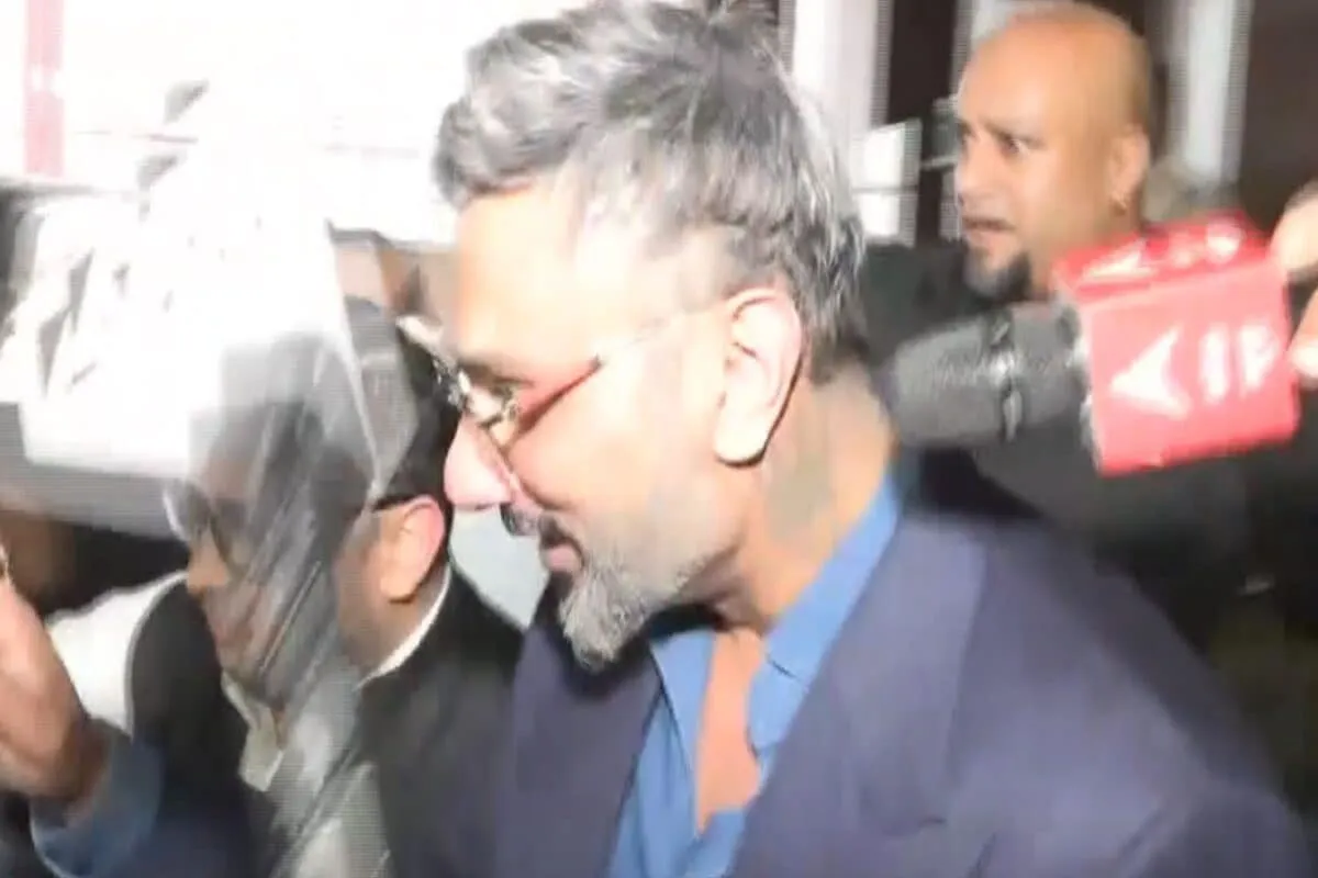 Yo Yo Honey Singh being questioned by police.