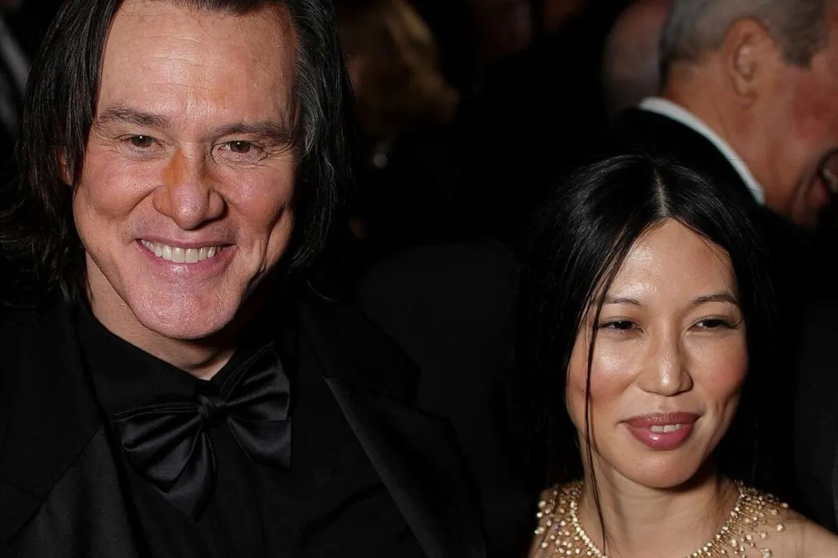 Jim Carrey smiling happily with his new wife Min Ah.