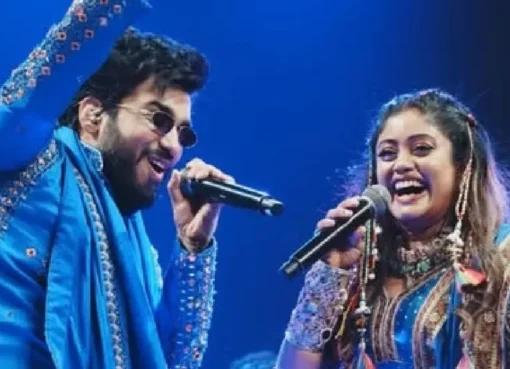 Music duo Sachet-Parampara smiling.