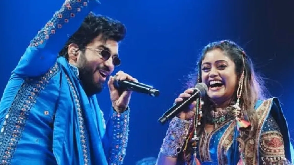 Music duo Sachet-Parampara smiling.