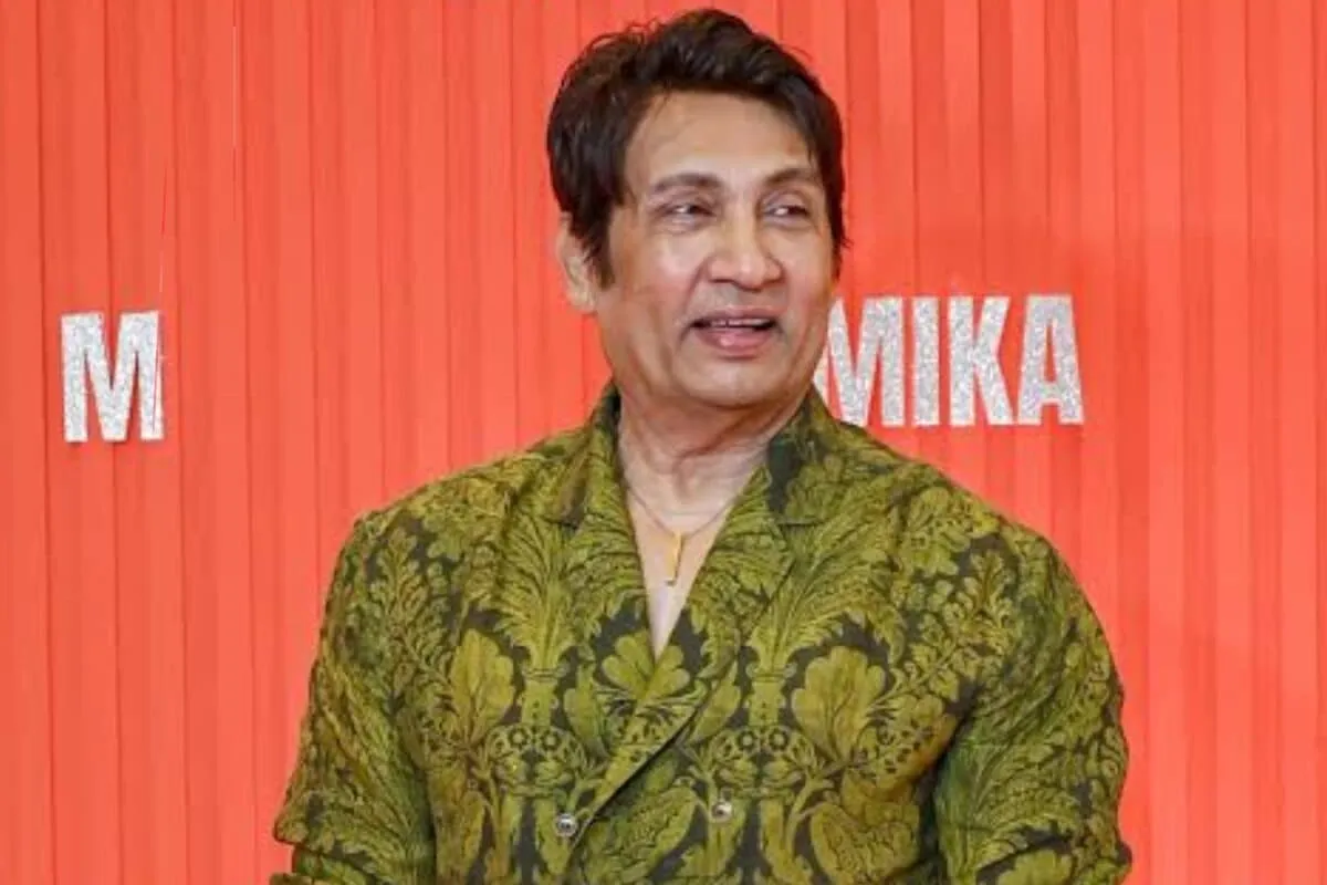 Actor Shekhar Suman speaking on a microphone