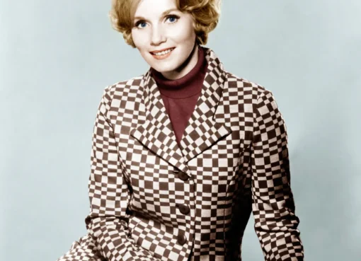 Eva Marie Saint smiling brightly in a classic black and white photo.