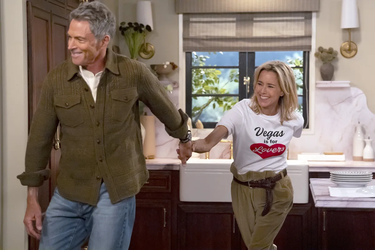 Tim Daly and Téa Leoni smiling together as a couple in character for 'Newlyweds'.