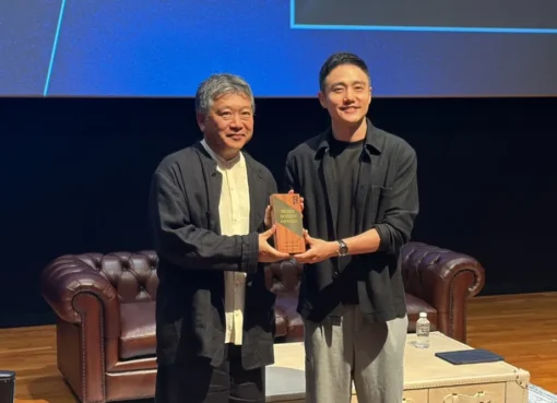 Japanese director Kore-eda Hirokazu smiling at an event.